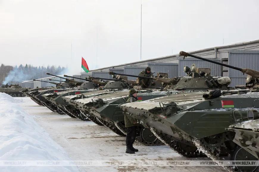 白俄总统卢卡申科突击检查第19近卫机械化旅，以评估部队战备情况

第19近卫机械