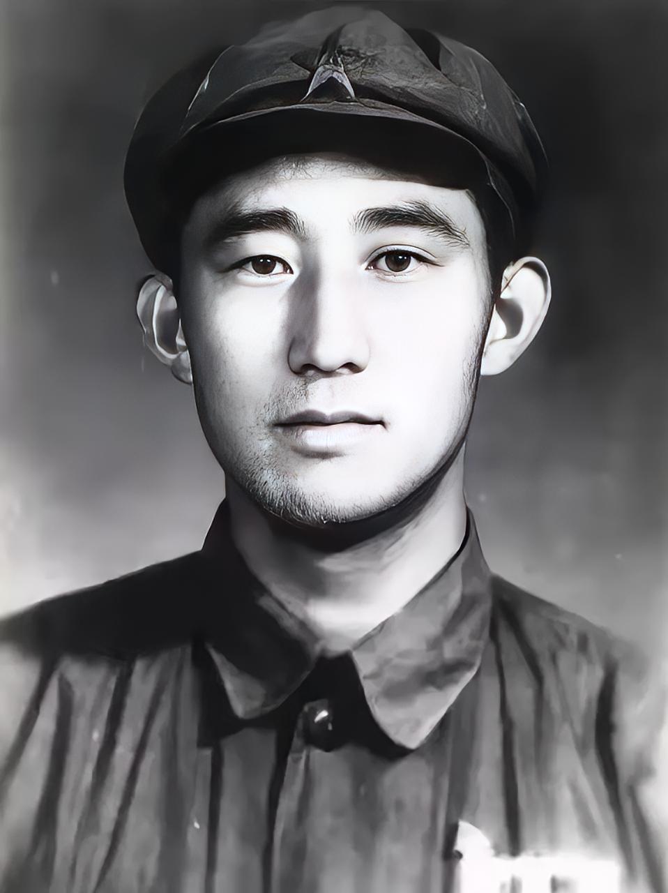 1949年，潜伏在敌人内部的地下党员吴荣森，已经引起了特务的怀疑，他察觉到危险后