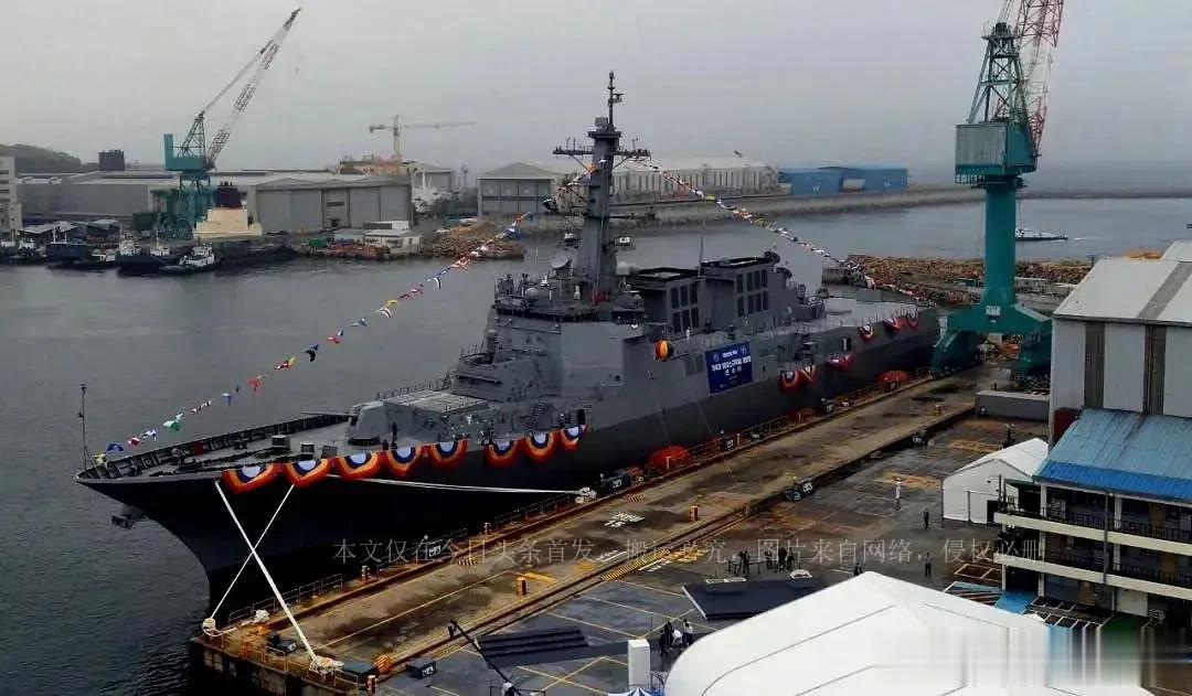 韩国最新驱逐舰下水，直呼该舰服役即将超越中国055，为全球最强战舰。
就在之前，