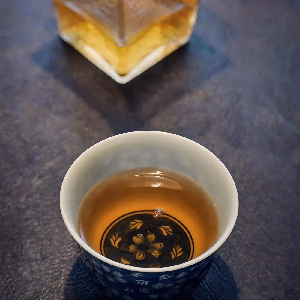 普洱老茶的故事还能再传多久?

后来才明白喝茶，
并不为高雅，亦非为了禅意。
而
