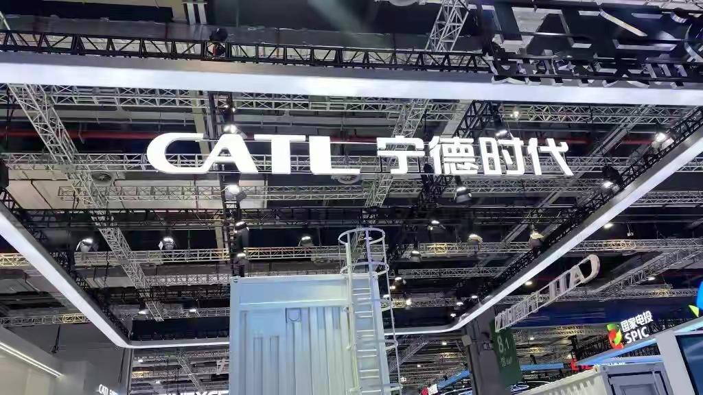 宁德时代的两面人生：一边让地球退烧，一边把打工人逼到发烧


01  A面：它是