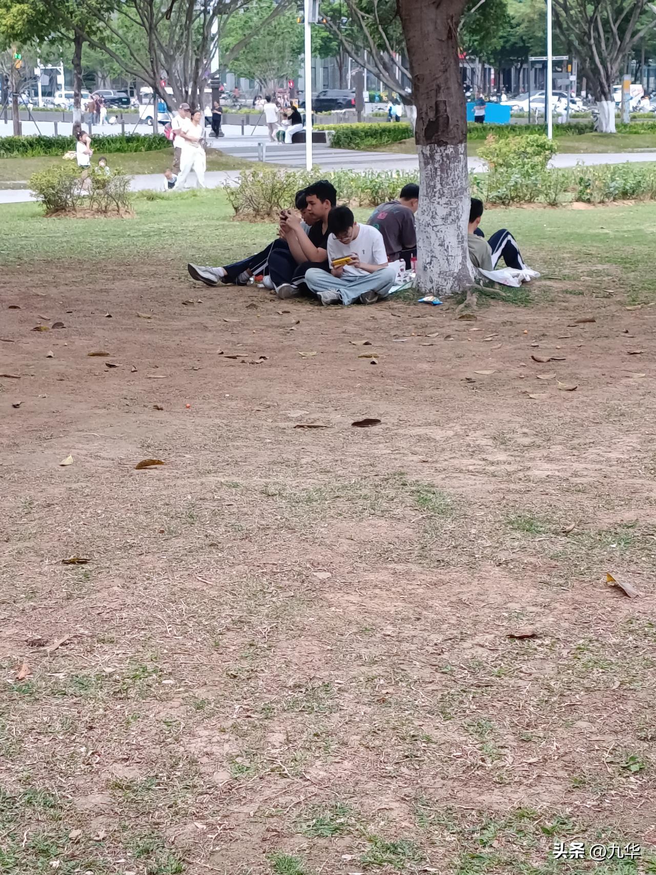 现在的初中生真是废了，公园里，周六，一群男生屁股对屁股坐成一圈，打游戏，边打边叫