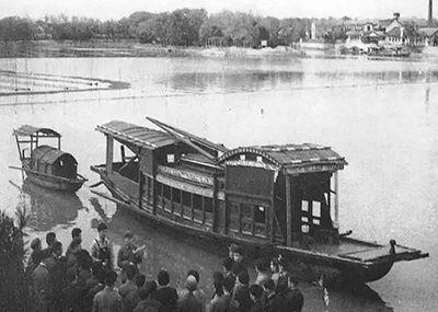 1921年，13个人挤在上海一间小屋里开了个会，全国党员加起来才50多人。没钱、