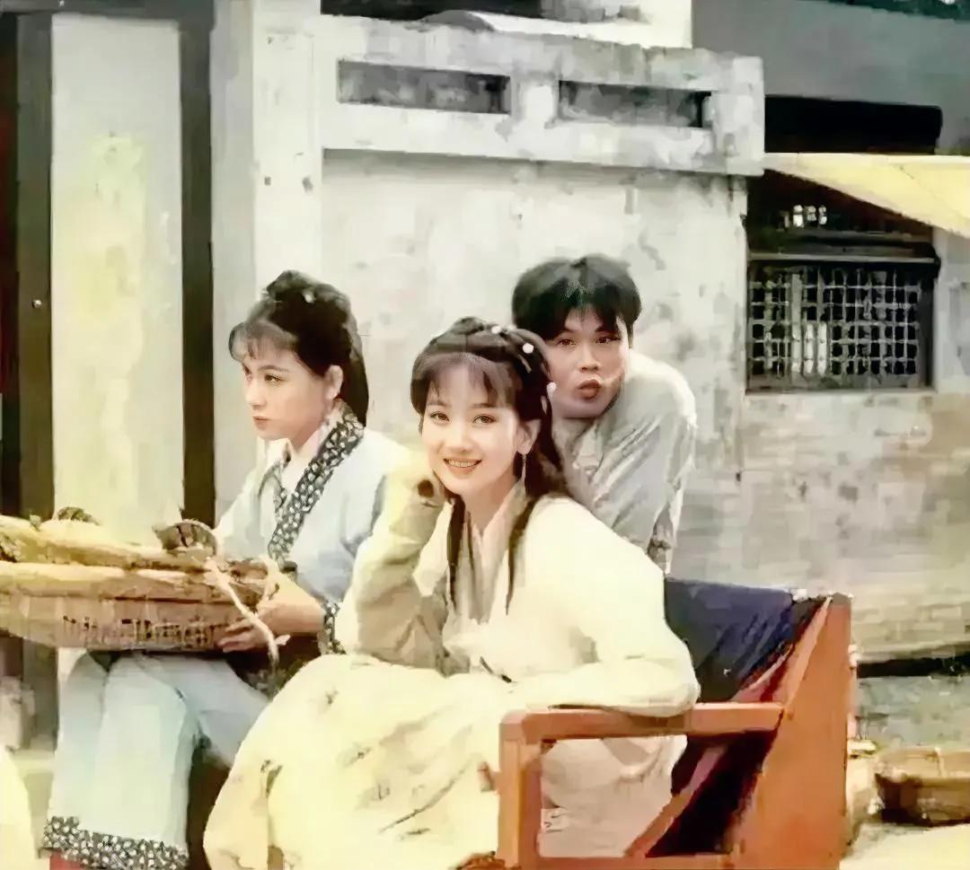 1992年，赵雅芝拍摄电影《新白娘子传奇》期间，间歇休息坐在沙发上留下一张靓丽照