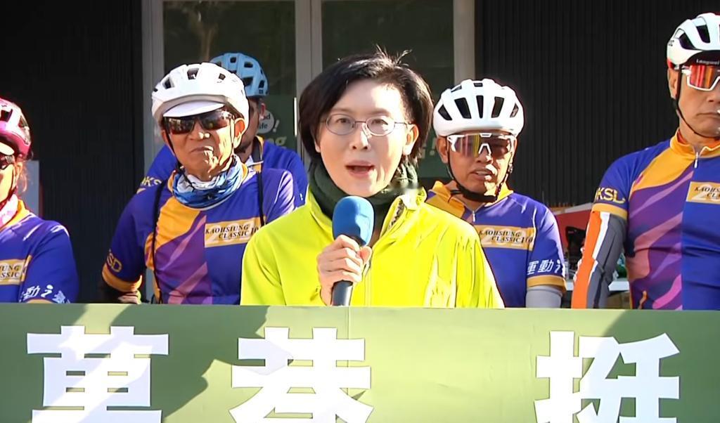 今日（4日）一大早，林岱桦便开启了车队扫街行程。她从仁武服务处出发，穿梭于街头巷