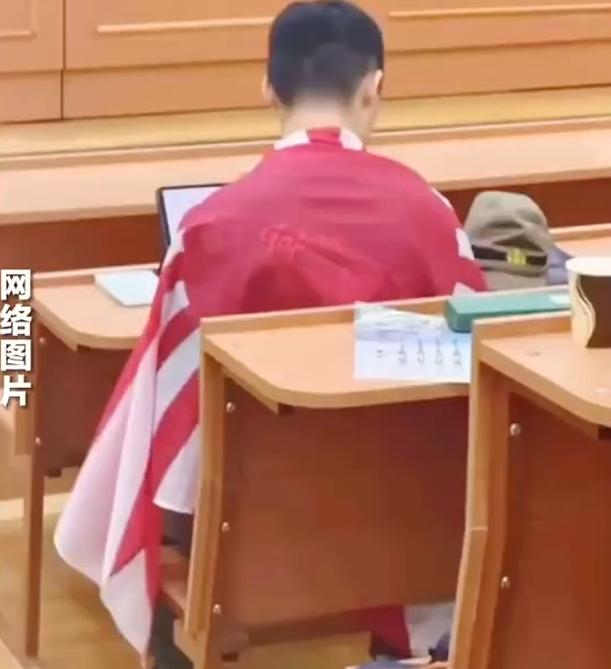 一个南京出生的历史系学生，在俄罗斯课堂上披起了旭日旗，处理结果大快人心。
 
2