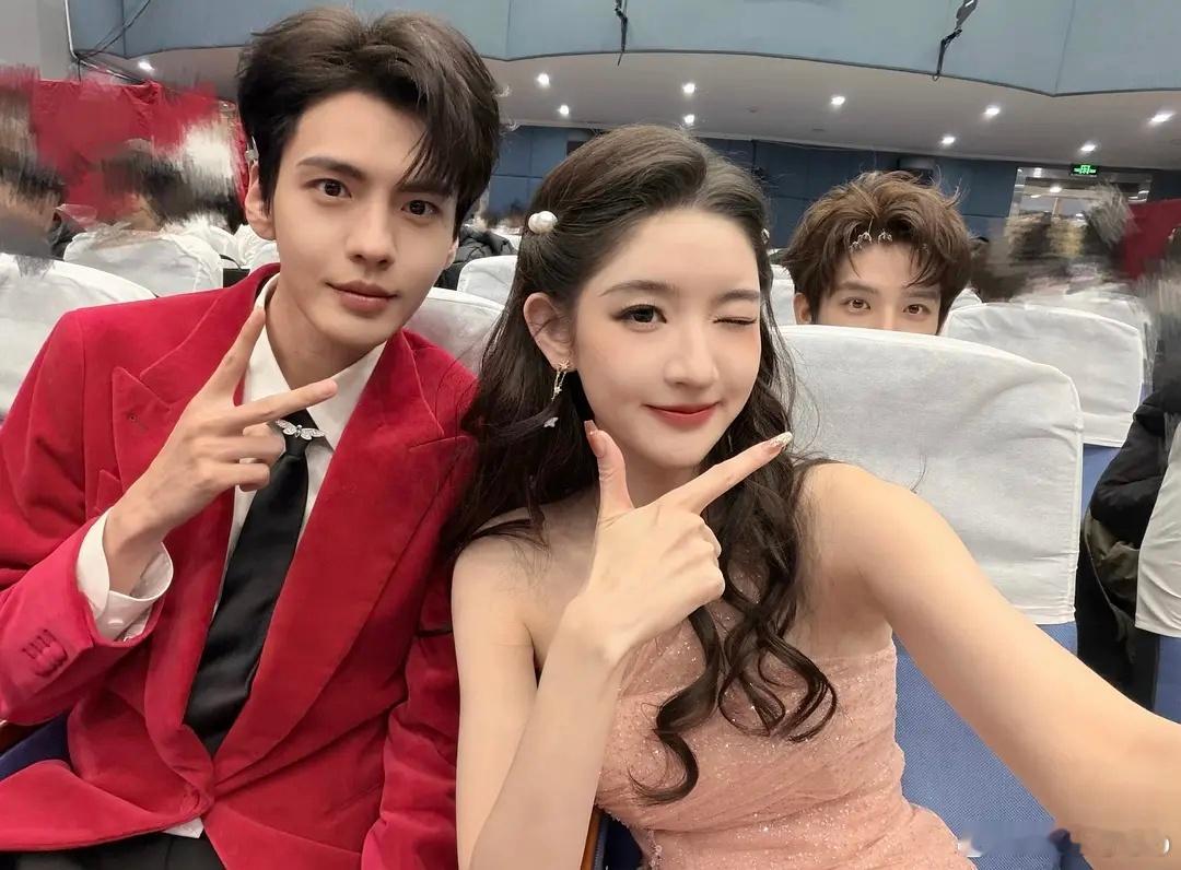 春晚八人组小动物合照太养眼了🤩美女就应该跟帅哥在一起表演啊！！ 