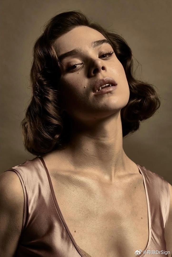 海莉·斯坦菲尔德在拍《罪人》时的宣传照，娉婷袅娜春节档马上有戏