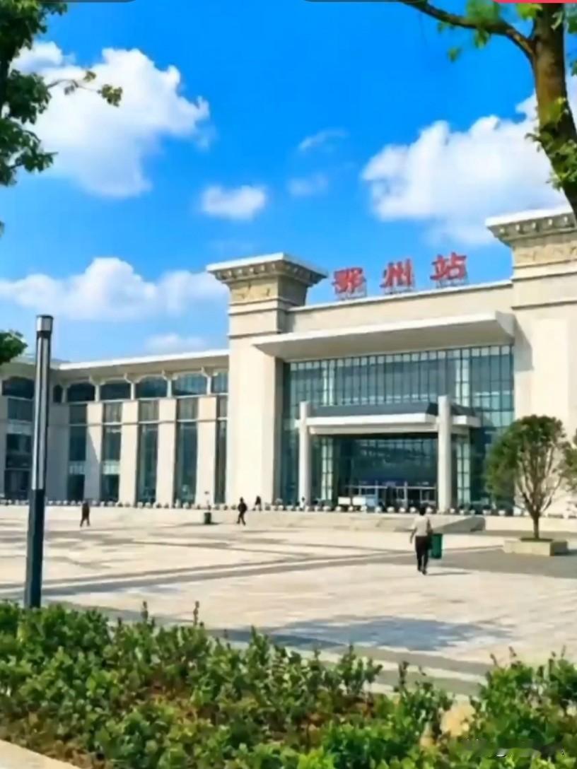 全国首座十字骑跨“站中站”，U形汉韵融吴楚凤凰图腾。高铁普速零换乘，古今交融铸江
