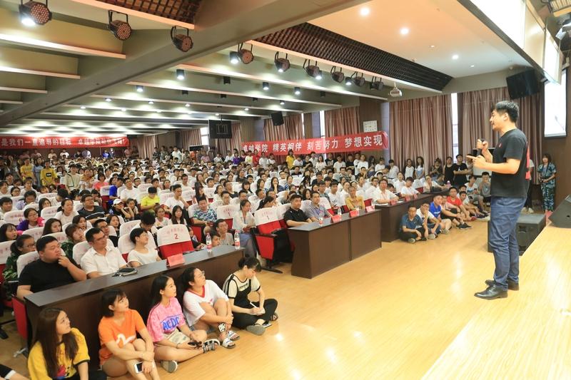 张雪峰为什么能受欢迎? 张雪峰受欢迎，是因为他精准击中了社会痛点。在中国，高考和