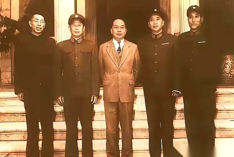 一张老照片。
照片上，一边是我们的秦基伟、陈康、鲁瑞林将军，另一边，是越南大将武