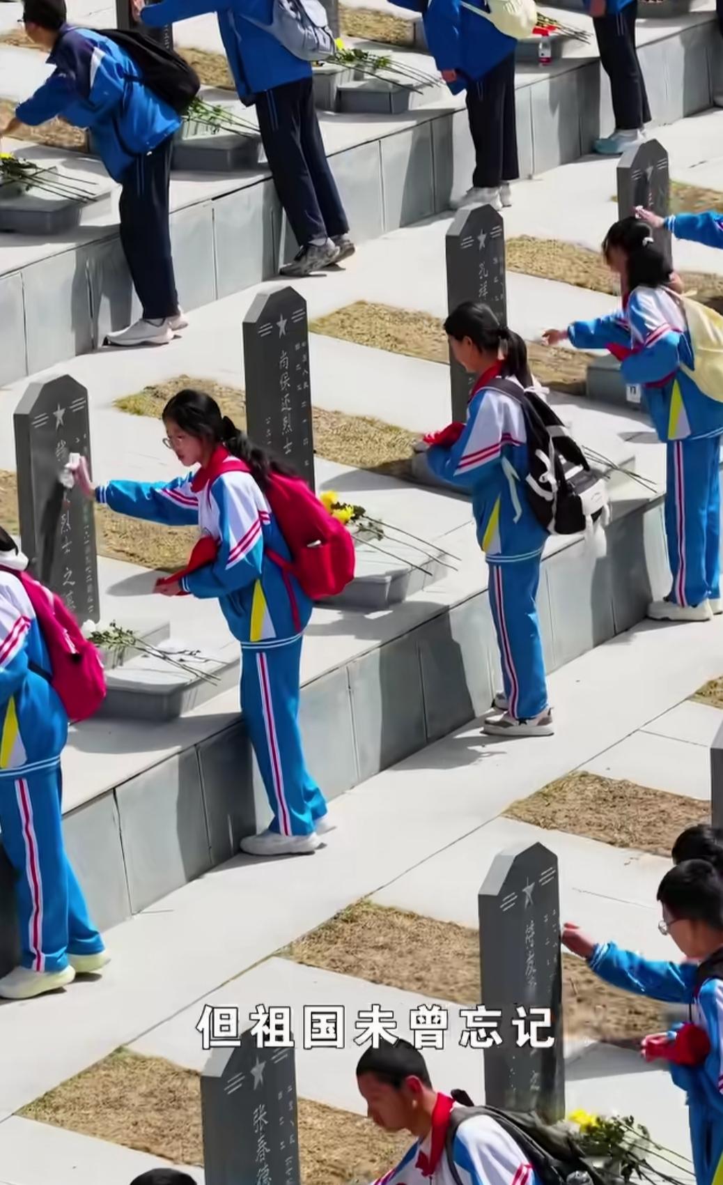 也许先烈们看到有如今这样的祖国，有如今这样的后世子孙，也会欣慰吧。
晨光微熹，宁