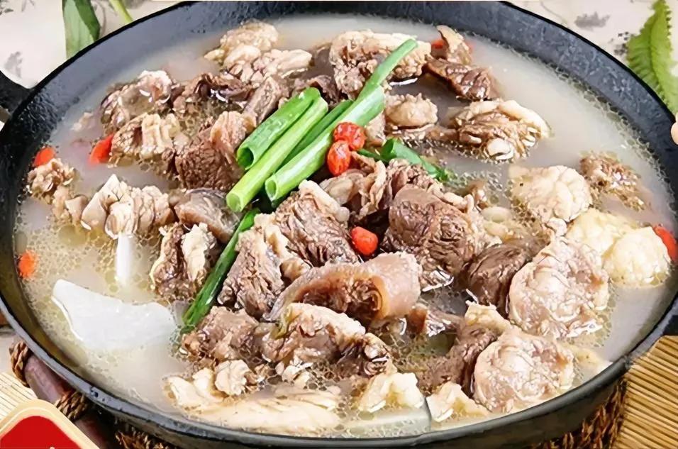 天儿冷吃点啥炖一锅羊肉喝一碗羊汤暖呼呼的。
