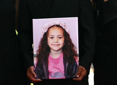 一辆车被从加沙运到了欧洲。
一辆民用轿车，车身上布满了弹孔。
法医和弹道专家数过