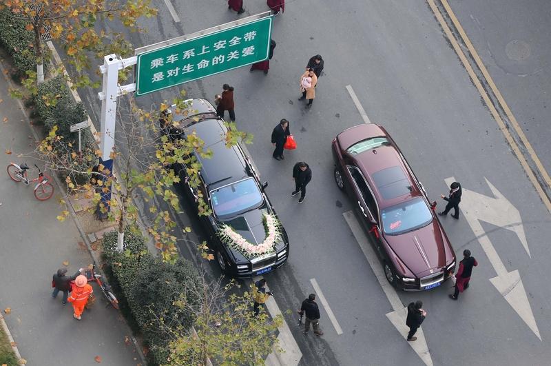 安徽一个接亲车队快到新娘家时，才发现新郎没上车，场面一度十分尴尬。车队只能被迫停