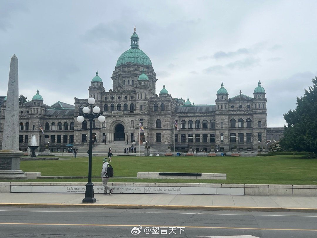Victoria 海港，政府大楼就在港口。 