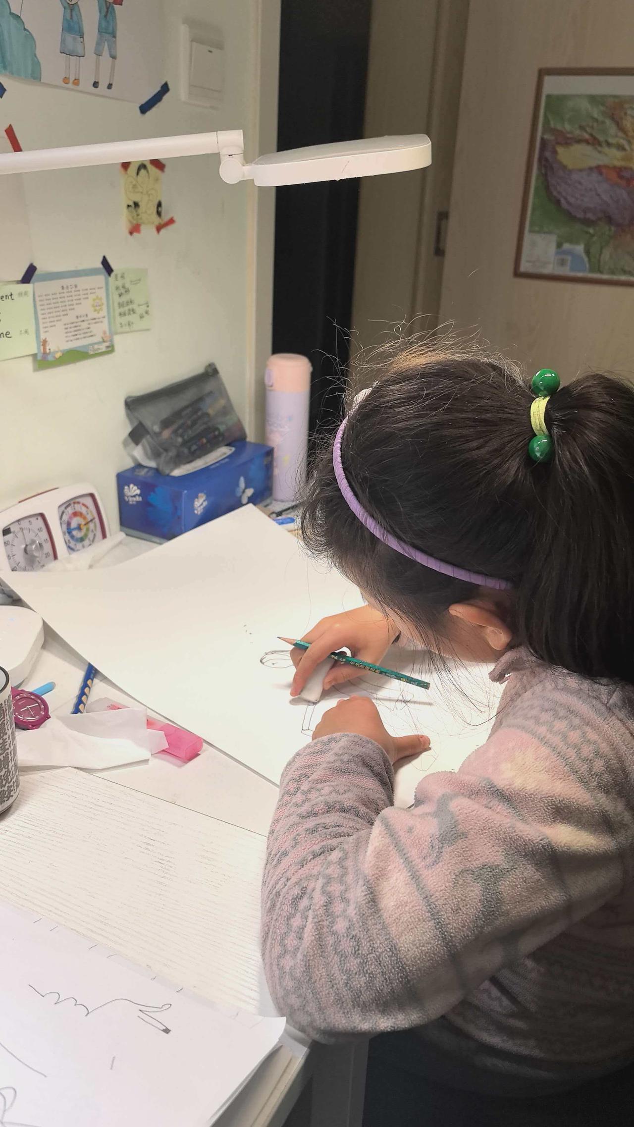 阳光下的成长/记外孙女的一次绘画比赛
 — 姥姥手记 2026.4.18
 
外