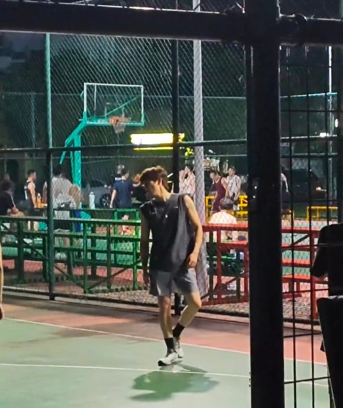 王安宇走路脖子前倾王安宇被指脖子前倾 夜晚校园球场打球，一身简单运动穿搭，满满的