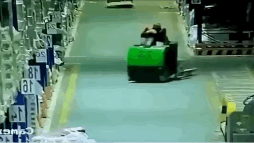 这一睡惊天动地，损失惨重

     一大型仓库，一司机在打瞌睡，但是车子还在运