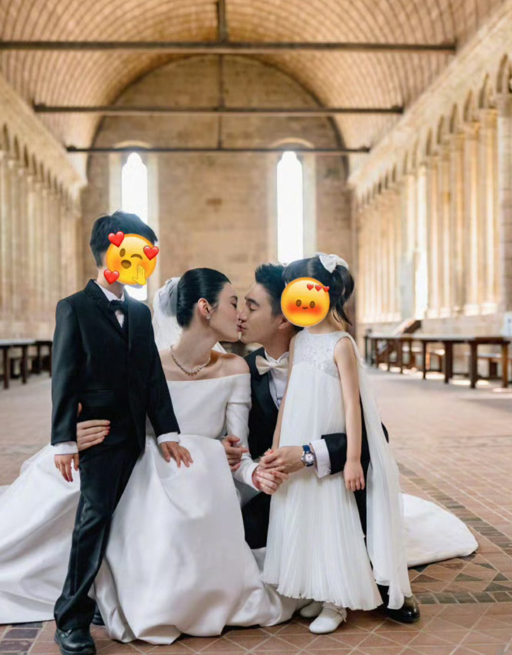 奚梦瑶Dior高订婚纱七年承诺，如约而至✨法国古堡之下，奚梦瑶身着Dior高定婚