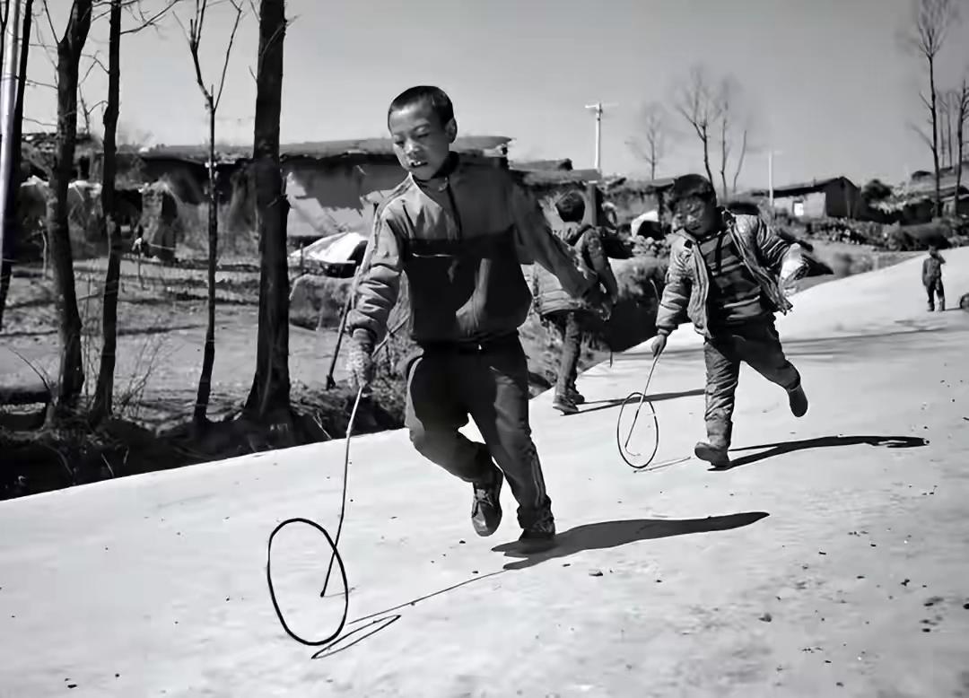 我姓康，1970年生的属狗人。已五十六岁了依然 奋斗在一线工地上。小时候挨过饿，