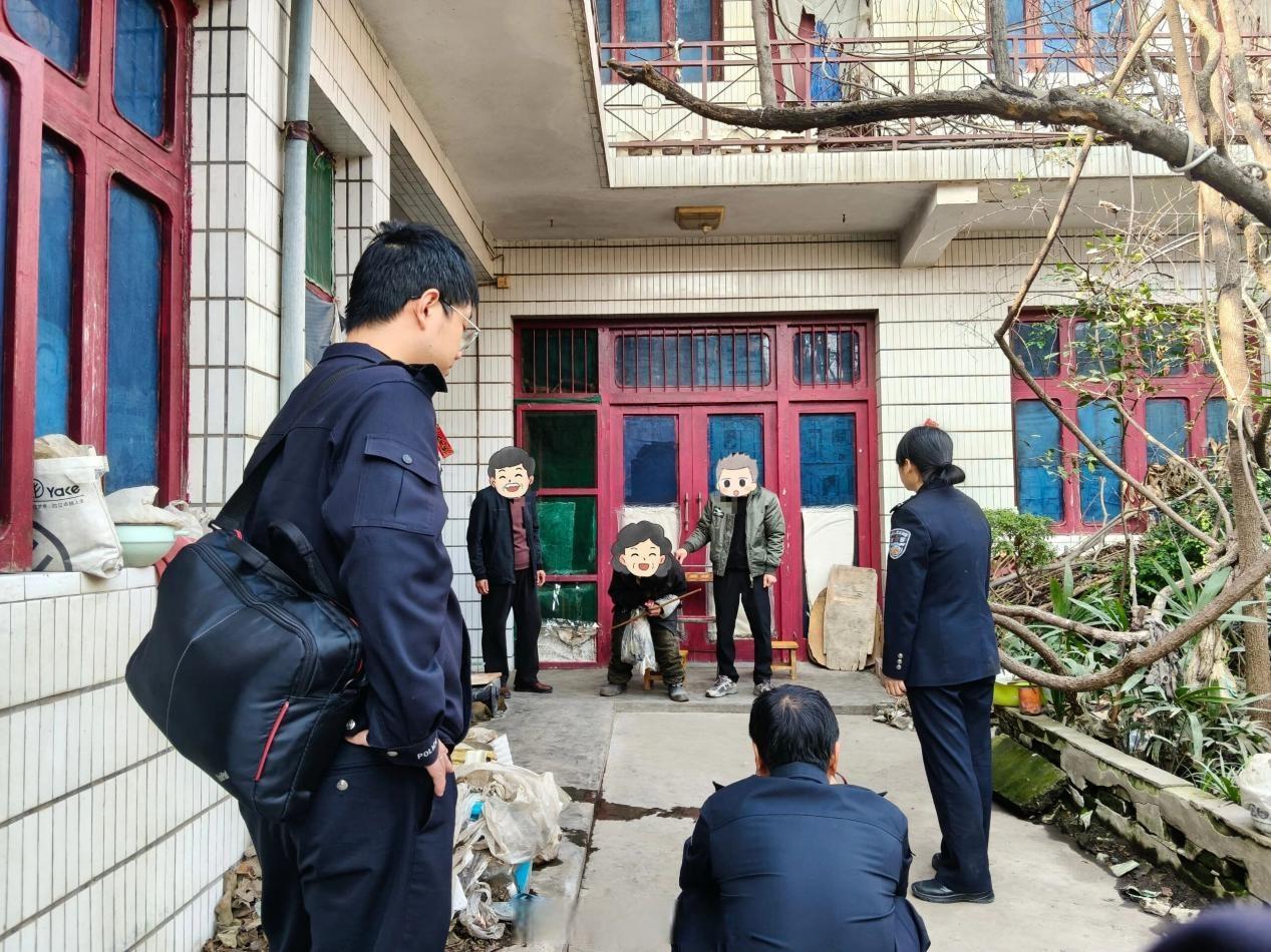 【警暖长安 鄠邑公安：上门办证解民忧 贴心服务暖民心】近日，西安公安  鄠邑分局