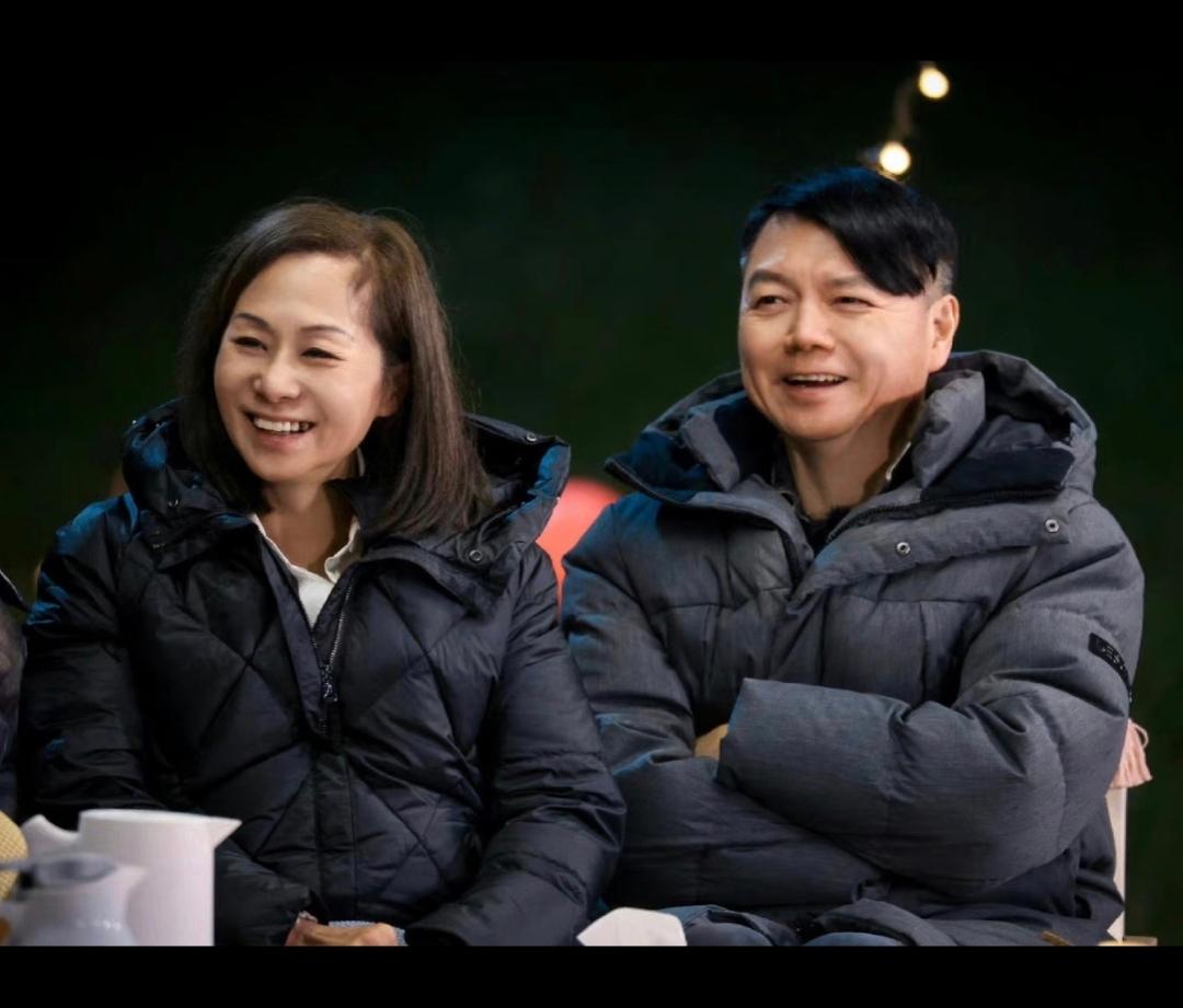 前段时间刚看到艾威在网上求肝脏捐献者，并发了妻子Lisa的血型。

70岁的周润