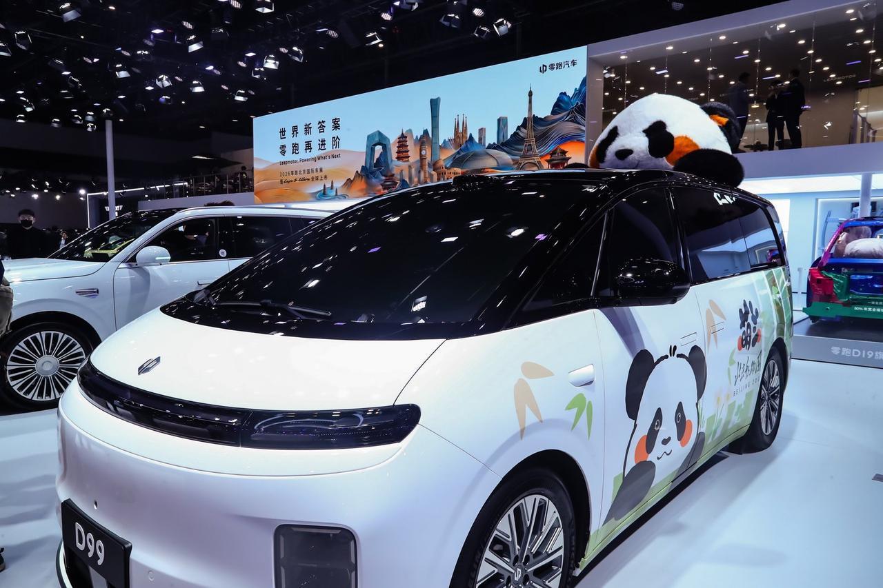 科技碰撞萌物，零跑D99拉着“顶流”萌兰搞了台熊猫定制车！
 
北京车展历来是各