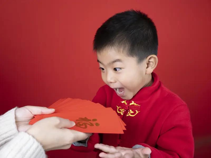 妈妈要求孩子上交压岁钱合理吗 妈妈要求孩子上交压岁钱合不合理，这事儿得分情况看。