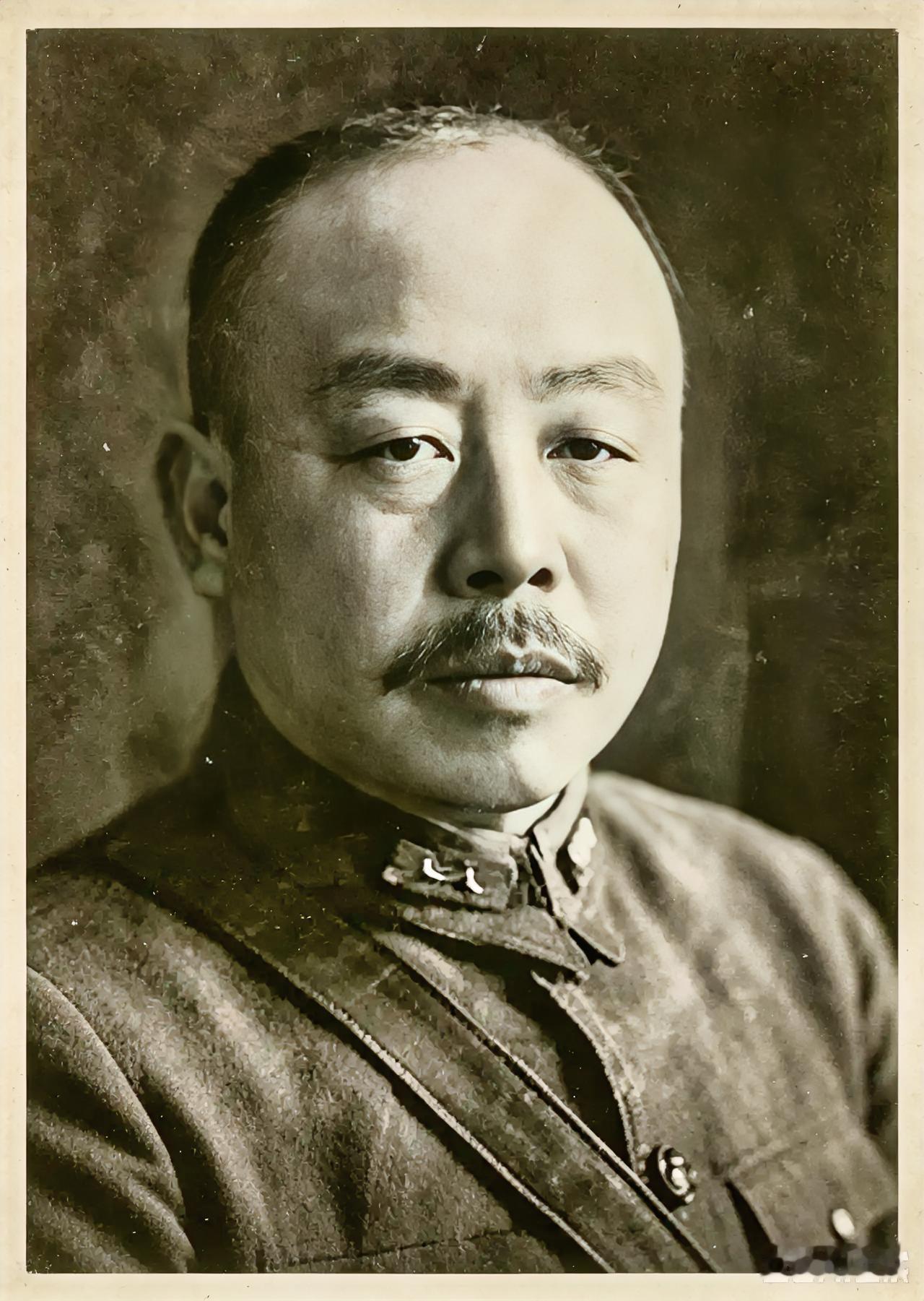 这两个人长得真有点像“兄弟”俩，不过，一个是我们敬佩的，一个是我们要谴责的。
 