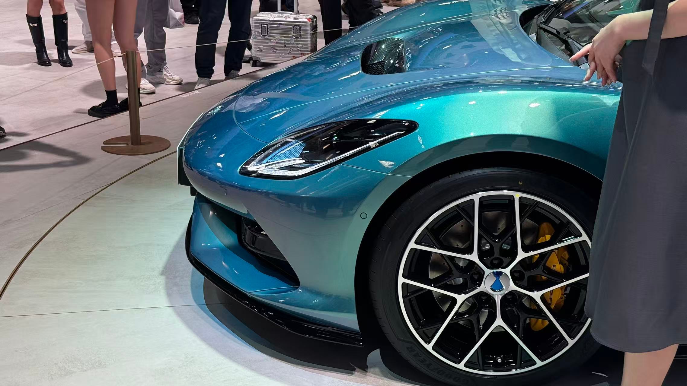 2026北京车展 腾势这次带来了全新的电动跑车：腾势Z，敞篷设计、双门四座布局、