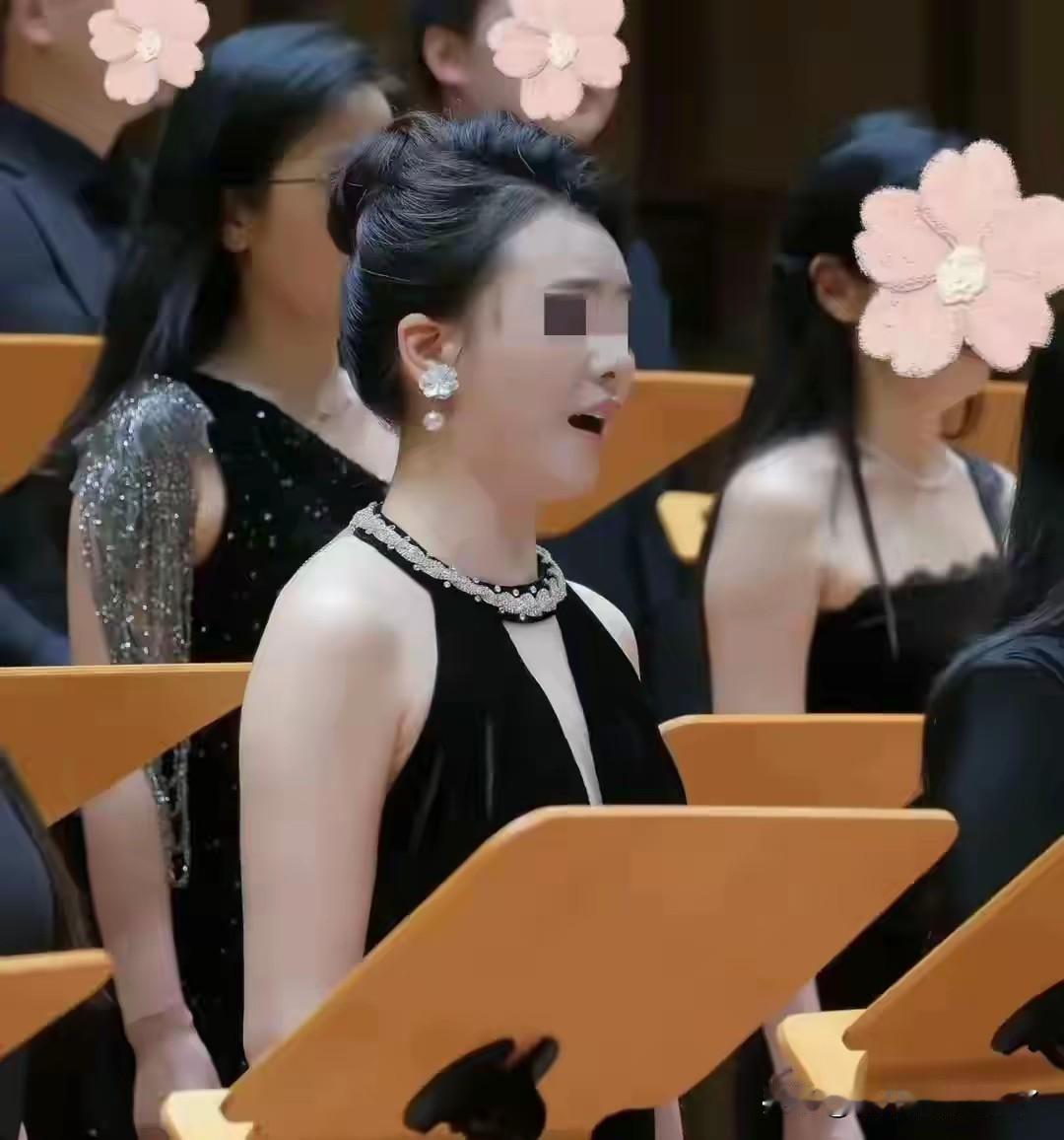 挺体面个姑娘，办着挺不体面的事儿。
一个有文艺气息的组织怎么就没有一个明白人呢？
