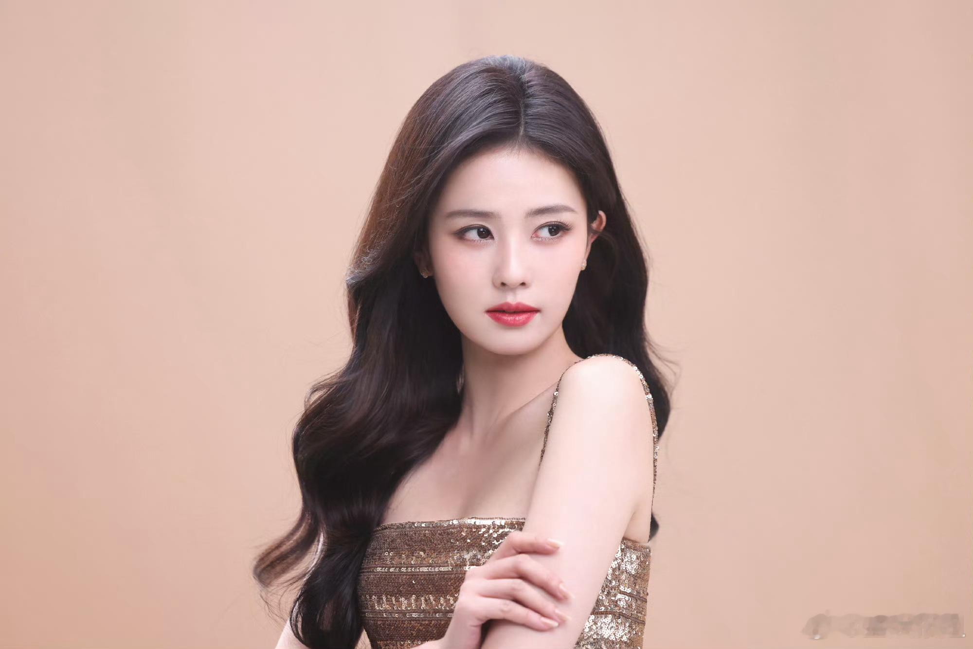 白鹿费加罗五月封高定白鹿三登费加罗封面是谁又被美到失语了？哦是我！白鹿费加罗五月