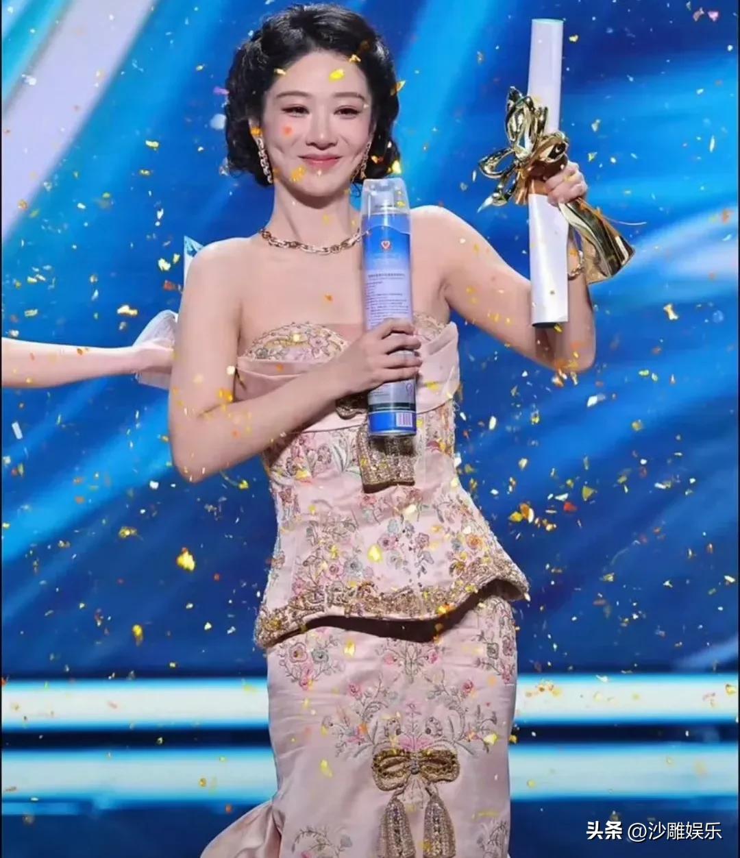太炸裂了！杨紫拿下白玉兰视后，全场却比奖项更好看？

6月26日晚，第31届上海