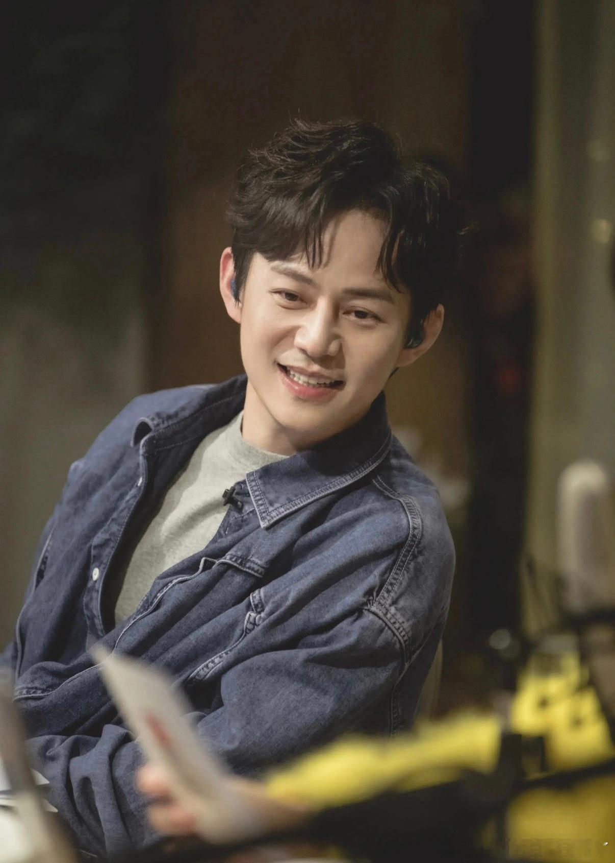 何炅的健康小目标以快乐为底，让运动融入日常碎片，清晨有氧、饮食清淡戒糖；与岁月和