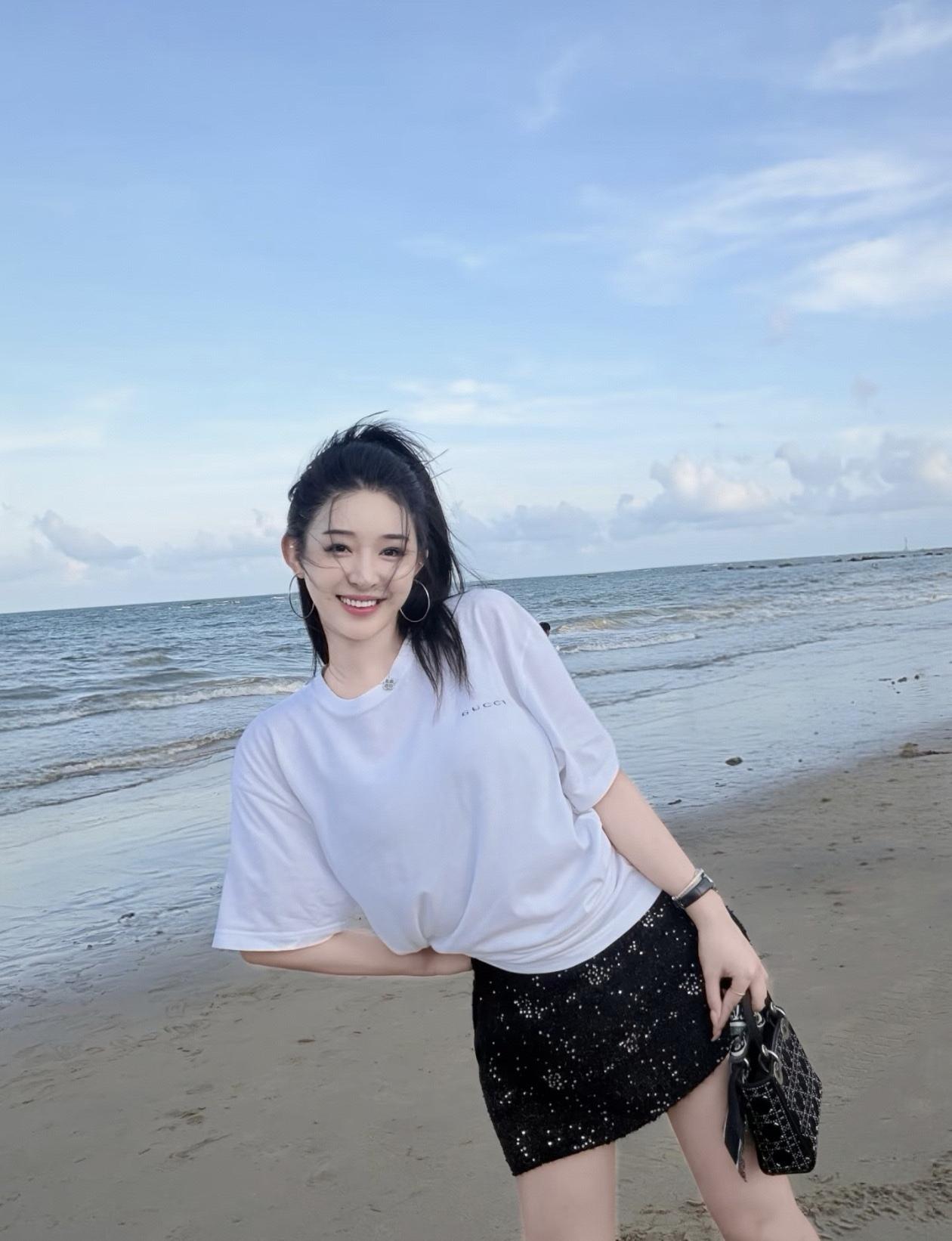 海风吹动裙摆，与你共舞