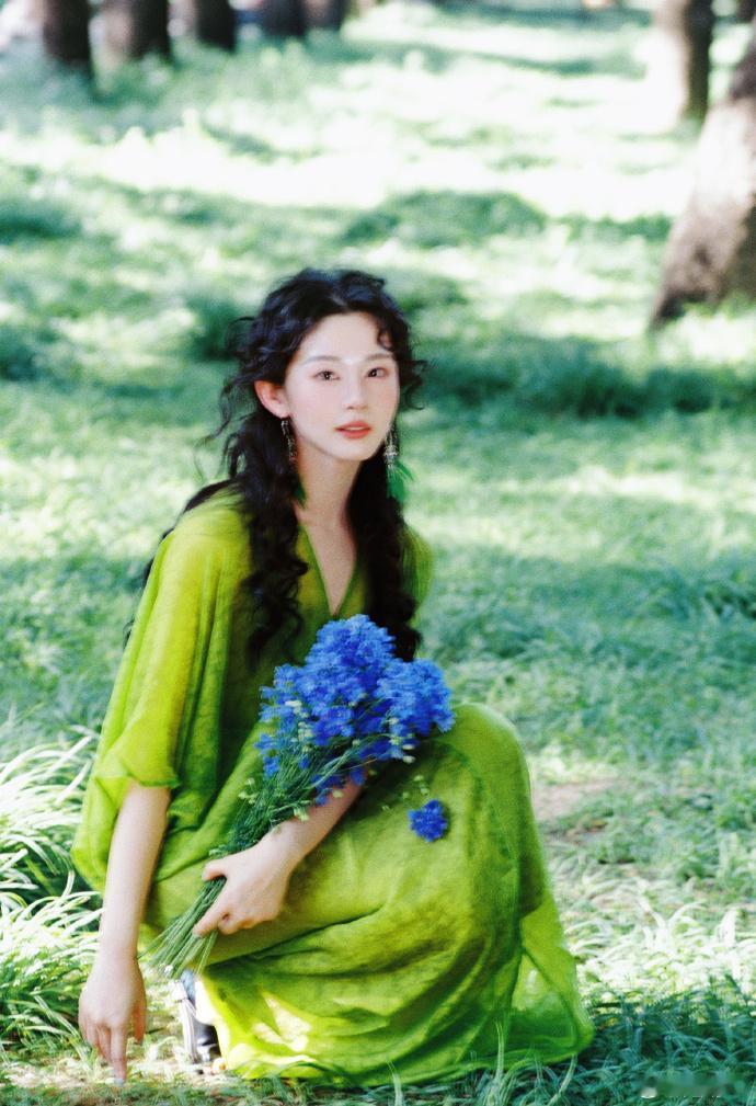 赵晴羊毛卷少女赵晴好明艳的美 赵晴羊毛卷少女真的是好明艳的美丽。笑起来又灿烂又充