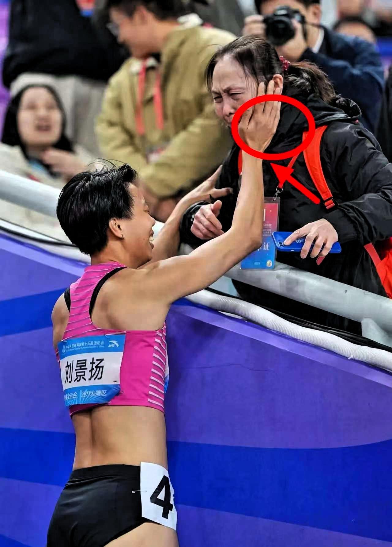 全运会女子100米跨栏刘景扬夺冠后
第一时间奔向母亲的画面，没有华丽的渲染，却让