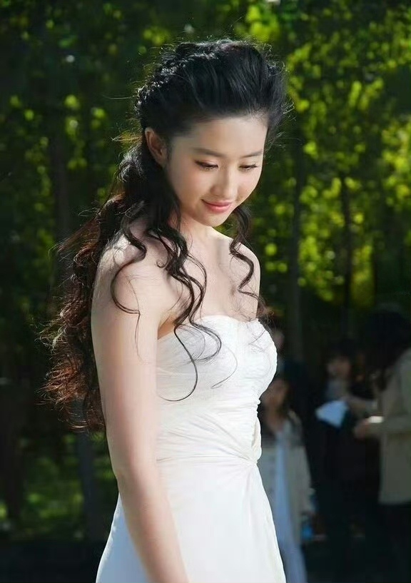 生活手记爱似花香，只在灵犀相通的心底萦绕；爱如细雨，点点落在彼此相思的心头。爱上