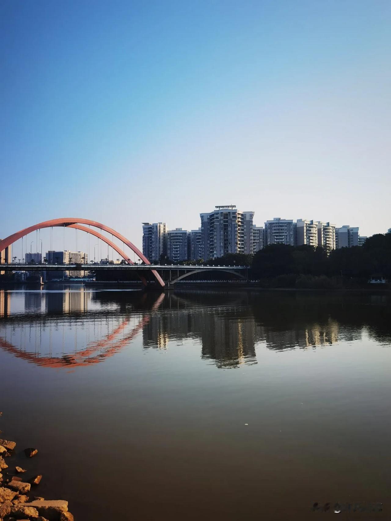 能否分享一下你拍摄的天空蓝蓝的天空，暖阳高照，广州这几天户外超舒适，适合运动哟[