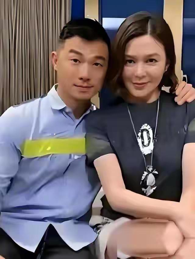 63岁关之琳的新恋情，

直接把全网舆论吵翻了天。街头偶遇被拍后，经纪人干脆利落