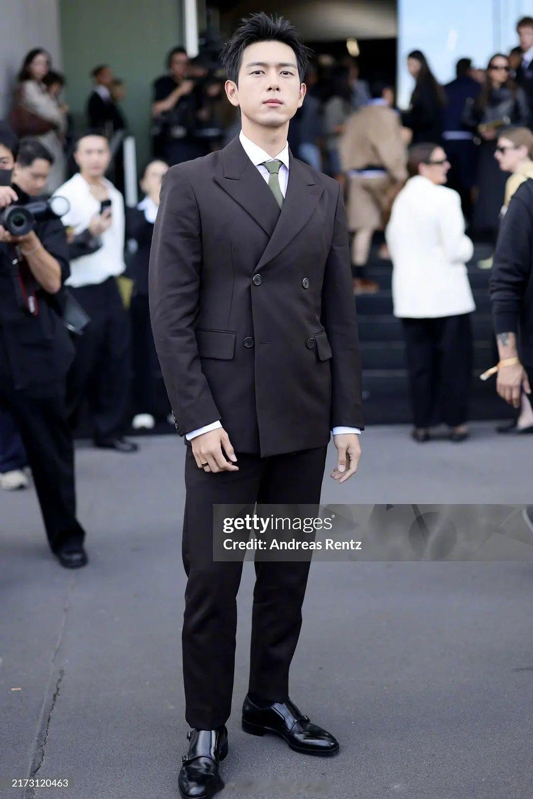 李现身材是不是五五分啊？ ​​​