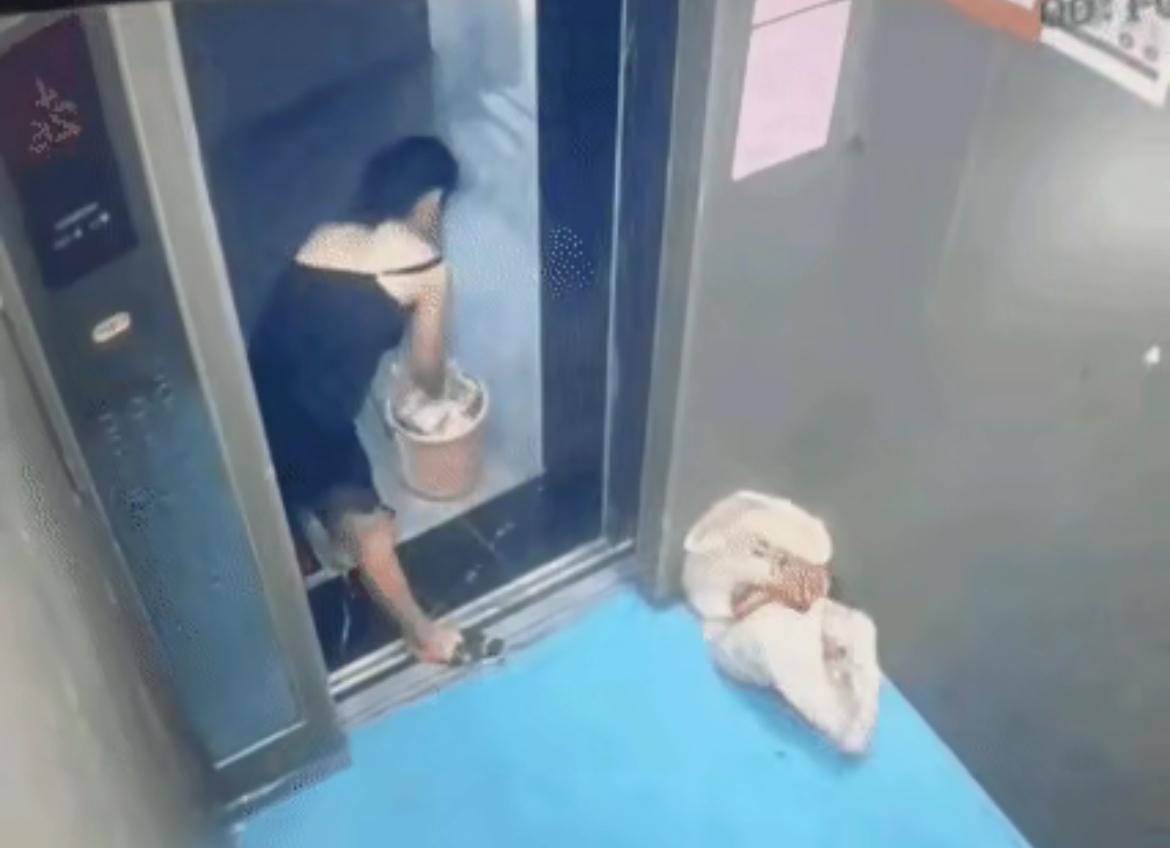 一住高层的女子嫌下楼扔垃圾麻烦，直接把三袋垃圾堆在电梯里，其中一袋还淌着脏水，她