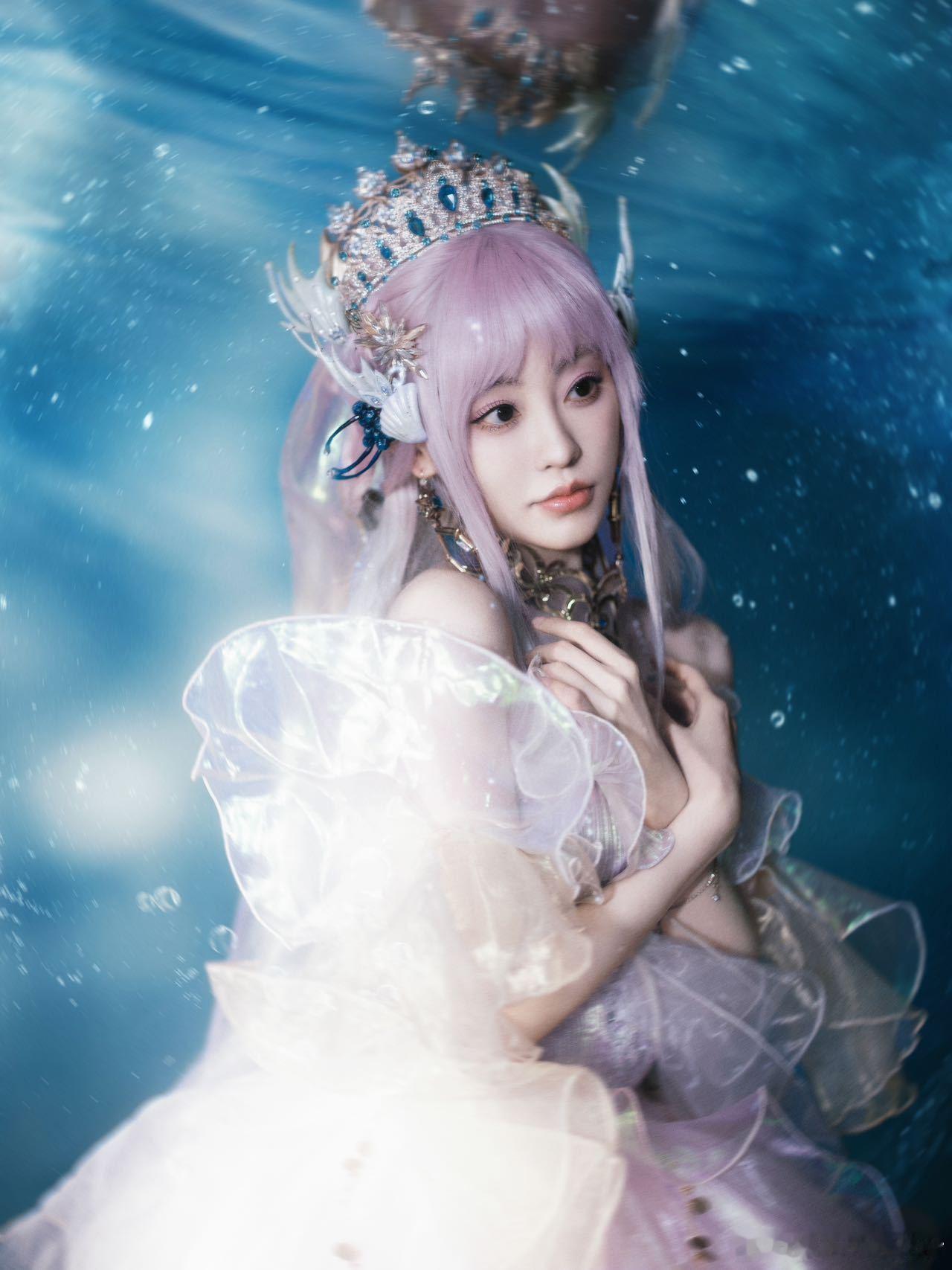 #祝绪丹cos妮芮妲# 祝绪丹这次cos妮芮妲堪称完美，这身红装仿佛将梦海之灵的
