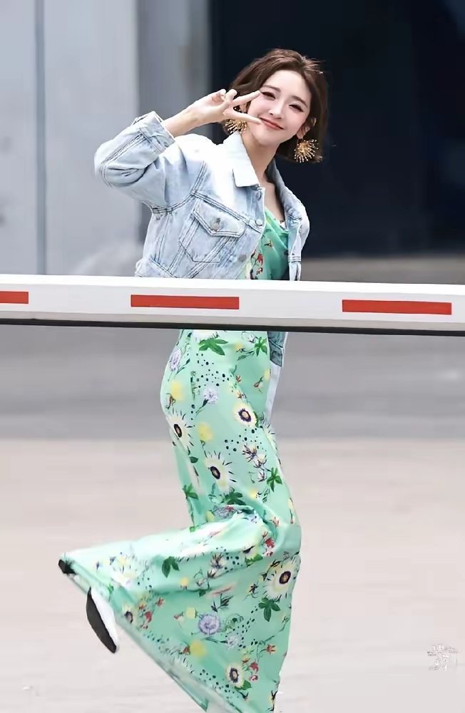 唐艺昕上《乘风》，身后站着的是张若昀的人。张若昀的贴身助理，现在全程跟着唐艺昕。