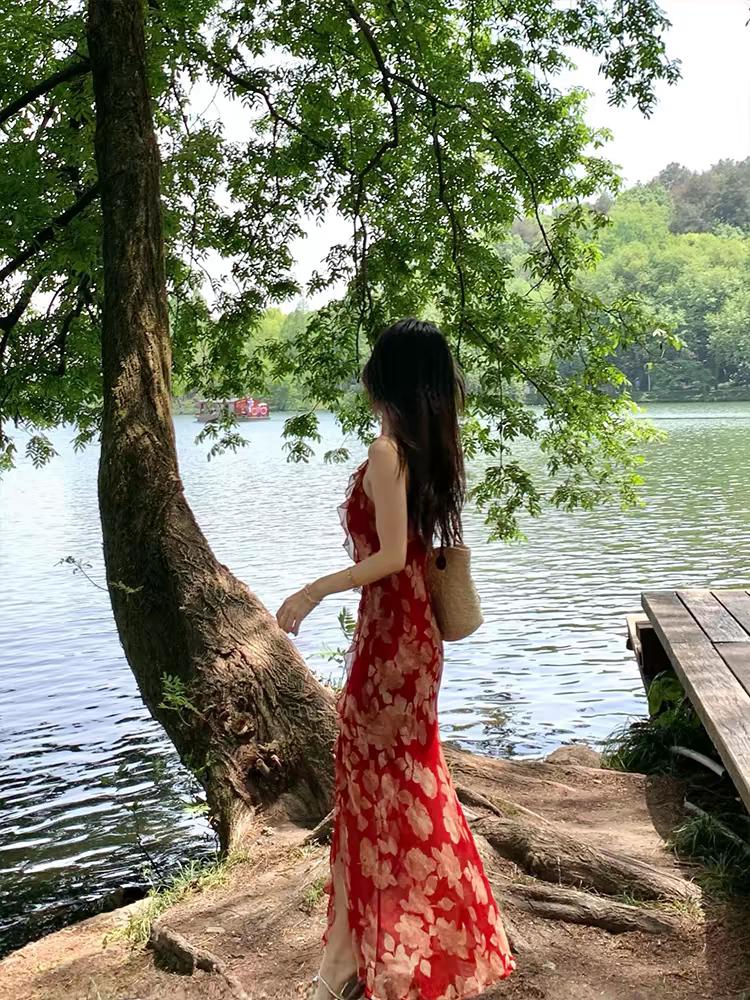 时尚穿搭。就喜欢夏天的感觉！红色碎花吊带连衣裙，夏季高级法式气质修身长裙。气质碎