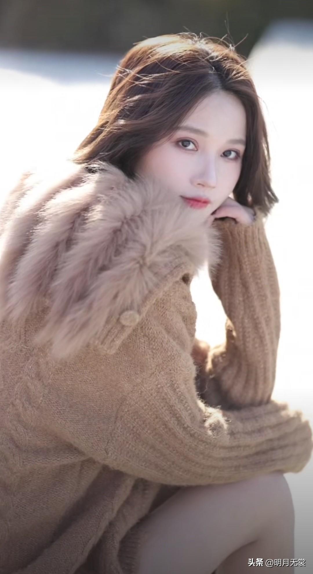 芦花似雪，暖阳下的温柔少女，毛绒外套尽显温暖与甜美。🌞💕