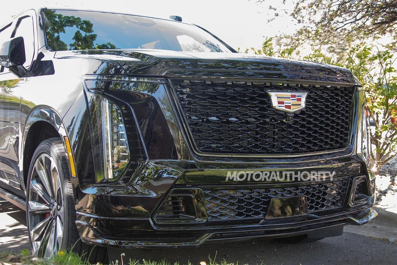 近日，海外媒体曝光了一组凯迪拉克新款凯雷德ESCALADE-V的谍照，新车是凯雷