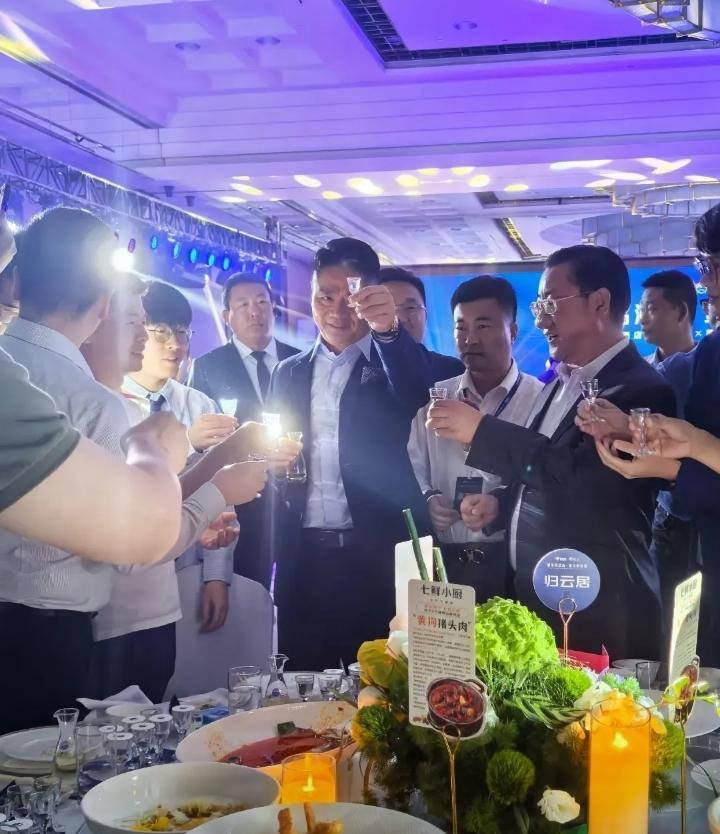 发现刘强东身上有一个爱好，那就是爱喝酒，回宿迁看球赛也不忘放松娱乐，与老乡一起喝
