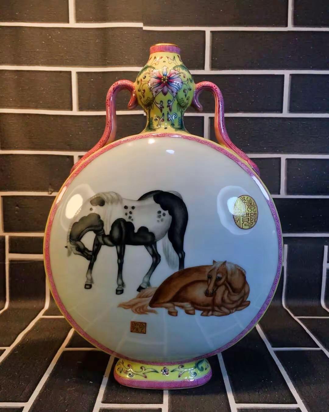 版本1 珐琅彩如意耳抱月瓶，取郎世宁画马笔意。器身黄地缠枝宝相，如意绶带双耳，端